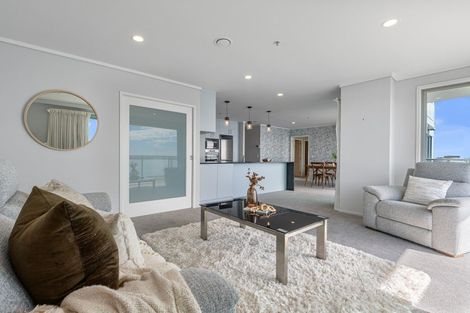 Photo of property in 72 Devonport Road, Tauranga, 3110