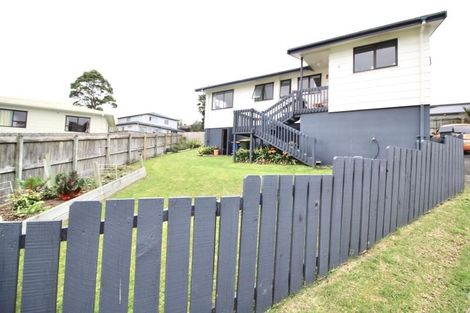 Photo of property in 8 Louise Place, West Harbour, Auckland, 0618