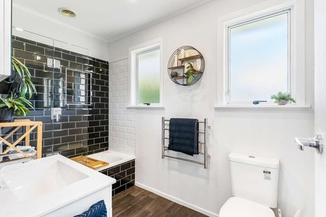 Photo of property in 47 Megan Avenue, Pakuranga Heights, Auckland, 2010