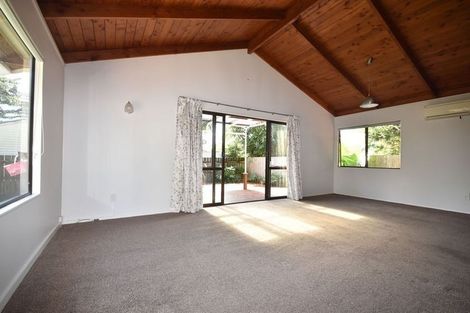 Photo of property in 4 Glen Close, Glen Eden, Auckland, 0602