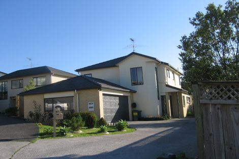 Photo of property in 2/7 Mossop Rise, Glenfield, Auckland, 0629