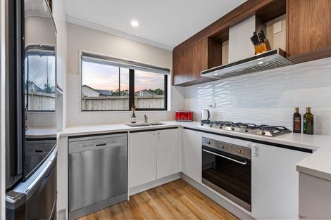 Photo of property in 2 Lumbarda Drive, Kumeu, 0810