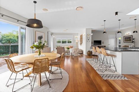 Photo of property in 18a Cambridge Terrace, Taradale, Napier, 4112