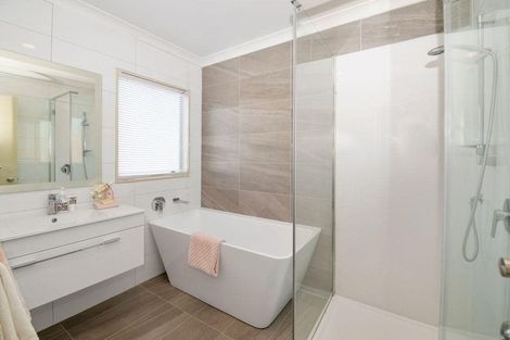 Photo of property in 23 South Kensington Way, Henderson, Auckland, 0612