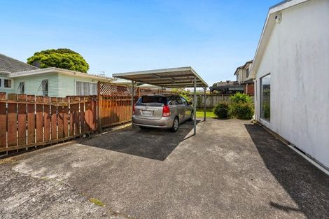 Photo of property in 2/49 Clevedon Road, Papakura, 2110