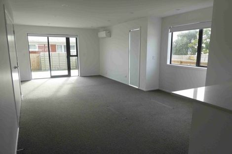 Photo of property in 4/504 Don Buck Road, Massey, Auckland, 0614