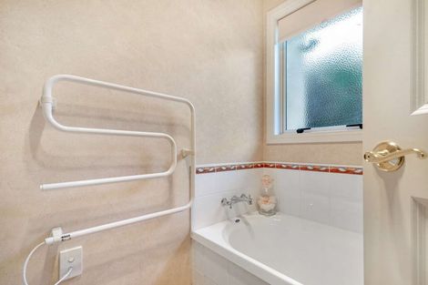 Photo of property in 22 Cobbe Place, Pomare, Rotorua, 3015