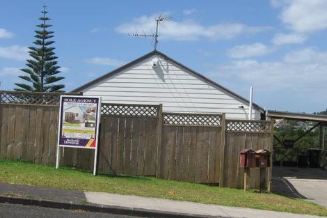 Photo of property in 1/18 Noeleen Street, Glenfield, Auckland, 0629
