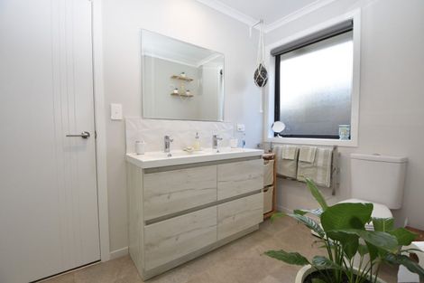 Photo of property in 2 Hereford Drive, Carterton, 5713