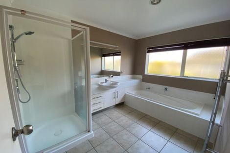 Photo of property in 8 Moycullien Lane, East Tamaki Heights, Auckland, 2016