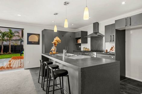 Photo of property in 18 Huntington Park Drive, Greenhithe, Auckland, 0632