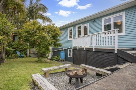 Photo of property in 18 Derwent Crescent, Titirangi, Auckland, 0604