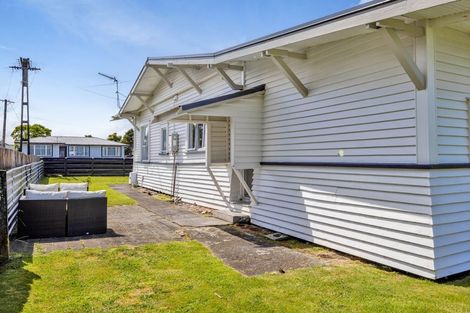 Photo of property in 9 Preston Street, Eltham, 4322