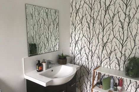 Photo of property in 4 Highland Avenue, Titirangi, Auckland, 0604