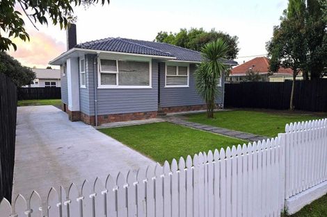 Photo of property in 1 Coburg Street, Henderson, Auckland, 0612