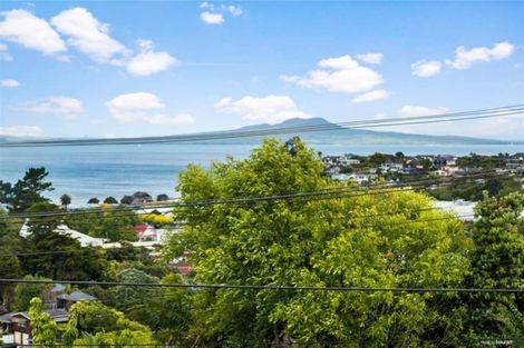 Photo of property in 1/60 Woodlands Crescent, Browns Bay, Auckland, 0630
