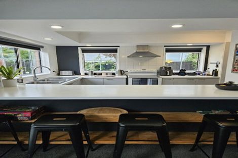 Photo of property in 50 Saint Andrews Square, Strowan, Christchurch, 8052