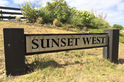 Photo of property in 40 Sunset Drive, Baylys Beach, 0377