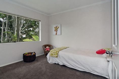 Photo of property in 13 La Roche Place, Northcote, Auckland, 0627