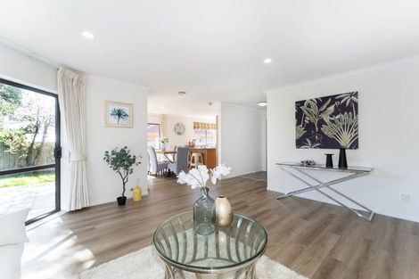 Photo of property in 17 Copplestone Place, New Lynn, Auckland, 0600
