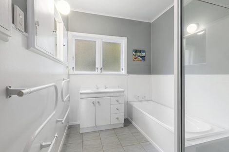 Photo of property in 4 Mana View Road, Paremata, Porirua, 5026