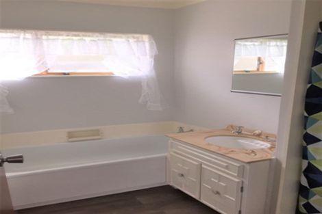 Photo of property in 98 Stewart Drive, Newlands, Wellington, 6037