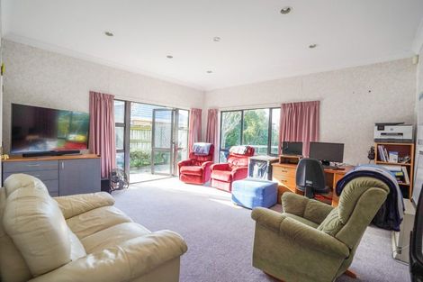 Photo of property in 25 Rosebank Avenue, Kelvin Grove, Palmerston North, 4414
