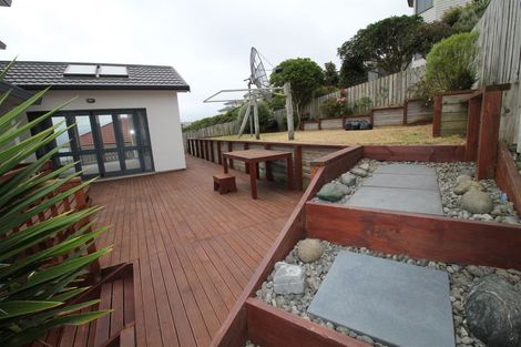 Photo of property in 28 Tamworth Crescent, Newlands, Wellington, 6037