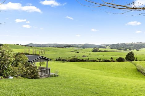 Photo of property in 30 Tamahunga Drive, Matakana, 0985