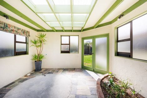 Photo of property in 9 Shamrock Street, Takaro, Palmerston North, 4412