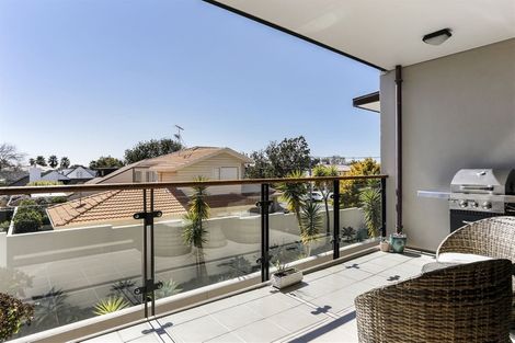 Photo of property in 2a/7 Frieston Road, Milford, Auckland, 0620