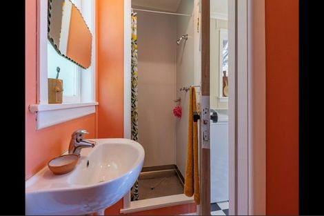 Photo of property in 5 Glenesk Road, Piha, New Lynn, 0772