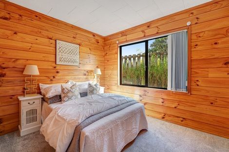 Photo of property in 16 Noeleen Street, Glenfield, Auckland, 0629
