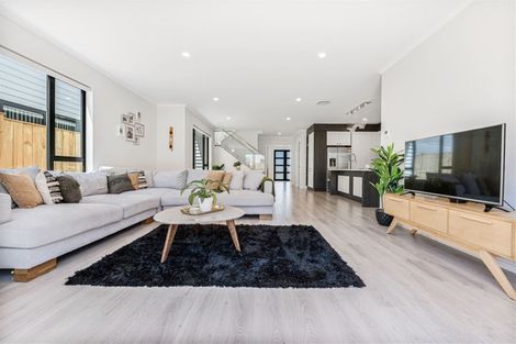 Photo of property in 11 Bunbeg Crescent, Flat Bush, Auckland, 2019