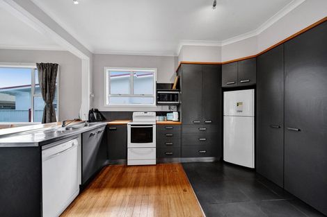 Photo of property in 37 Vogel Street, Hawera, 4610