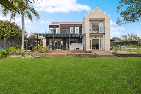 Photo of property in 16 Almond Grove, Greenhithe, Auckland, 0632