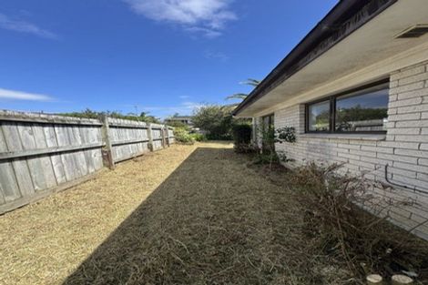 Photo of property in 2 Darlington Place, Glendene, Auckland, 0602