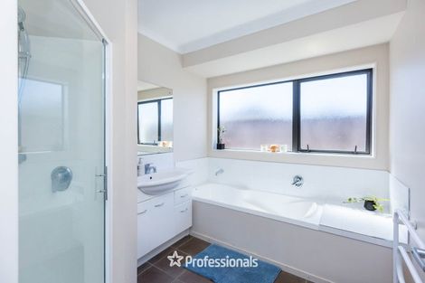 Photo of property in 9 Percy Kinsman Crescent, Riverstone Terraces, Upper Hutt, 5018