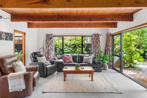 Photo of property in 16 Felstead Place, Avonhead, Christchurch, 8042