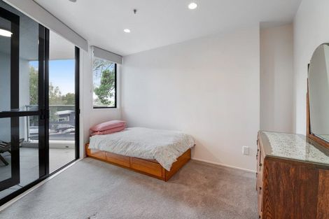 Photo of property in 1b/5 The Promenade, Takapuna, Auckland, 0622