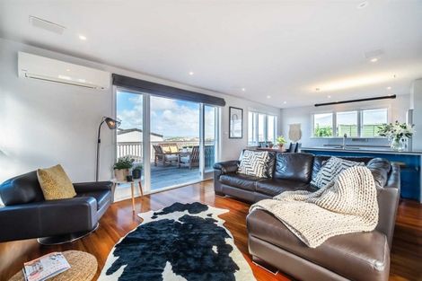 Photo of property in 1/15 Colonial Road, Chatswood, Auckland, 0626