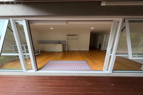 Photo of property in 16 Para Close, Fairview Heights, Auckland, 0632