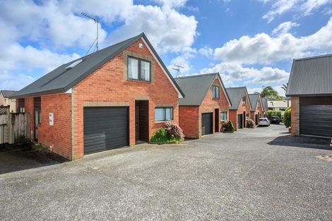 Photo of property in 37 Fields Parade, Oteha, Auckland, 0632