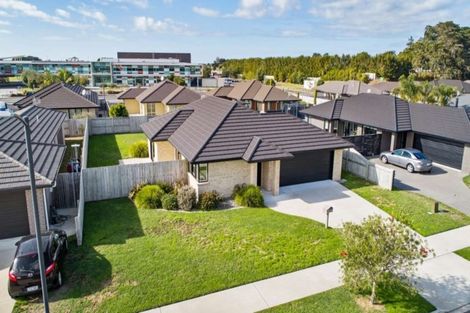 Photo of property in 37 Rainey Crescent, Papamoa Beach, Papamoa, 3118