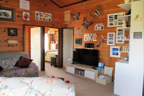 Photo of property in 16 Pohutukawa Drive, Opunake, 4616