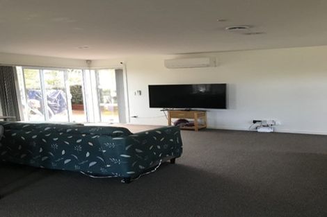 Photo of property in 11b Pinkerton Grove, Newlands, Wellington, 6037