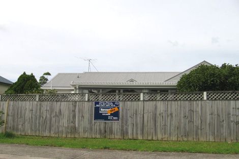 Photo of property in 3a Zefiro Drive, Massey, Auckland, 0614