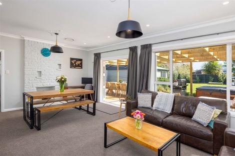 Photo of property in 215 Avonhead Road, Avonhead, Christchurch, 8042