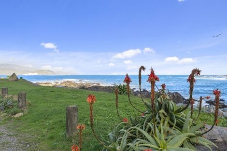Photo of property in 81 Breaker Bay Road, Breaker Bay, Wellington, 6022