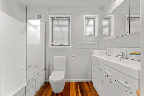 Photo of property in 24 Normanton Street, Glenfield, Auckland, 0629